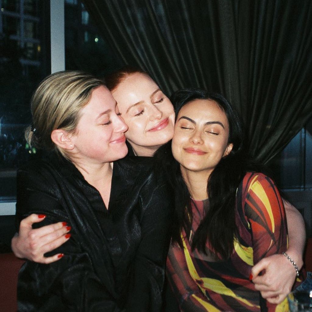 Lili Reinhart, Madelaine Petsch und Camila Mendes, Juli 2023