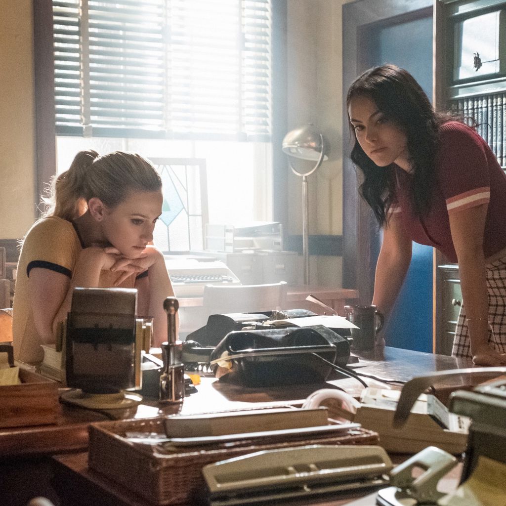 Lili Reinhart und Camila Mendes in "Riverdale"