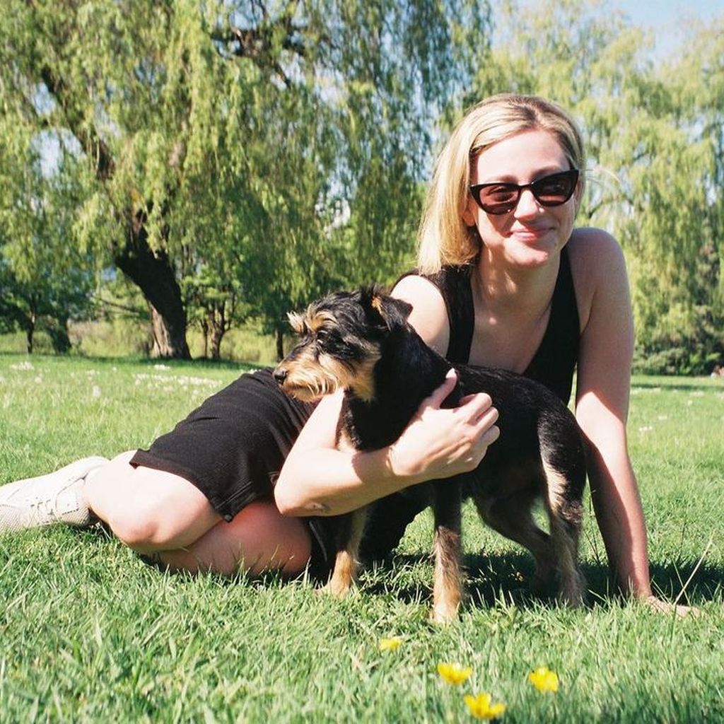 Lili Reinhart und ihr Hund Milo im Mai 2023