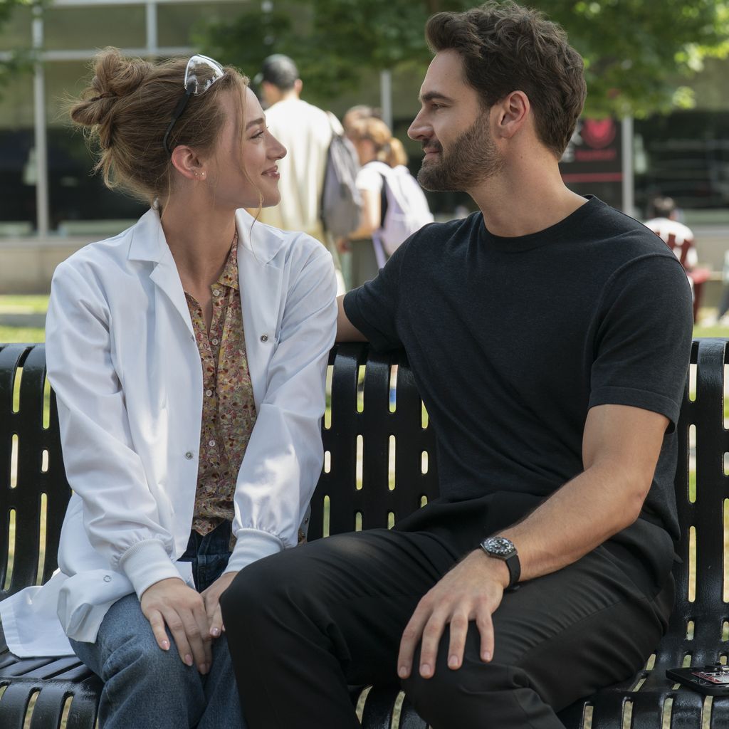 Lili Reinhart und Tom Bateman in "The Love Hypothesis"