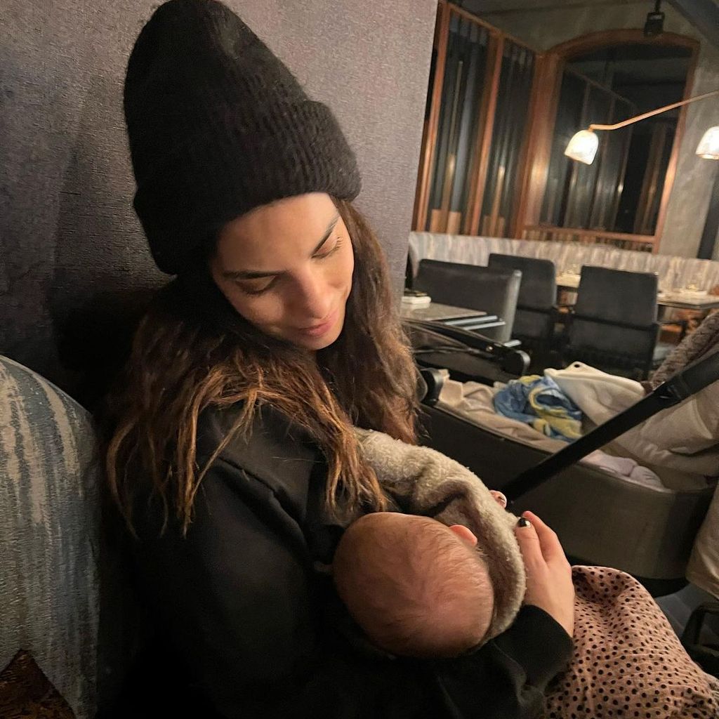 Lilli Hollunder mit ihrem Baby im Januar 2023