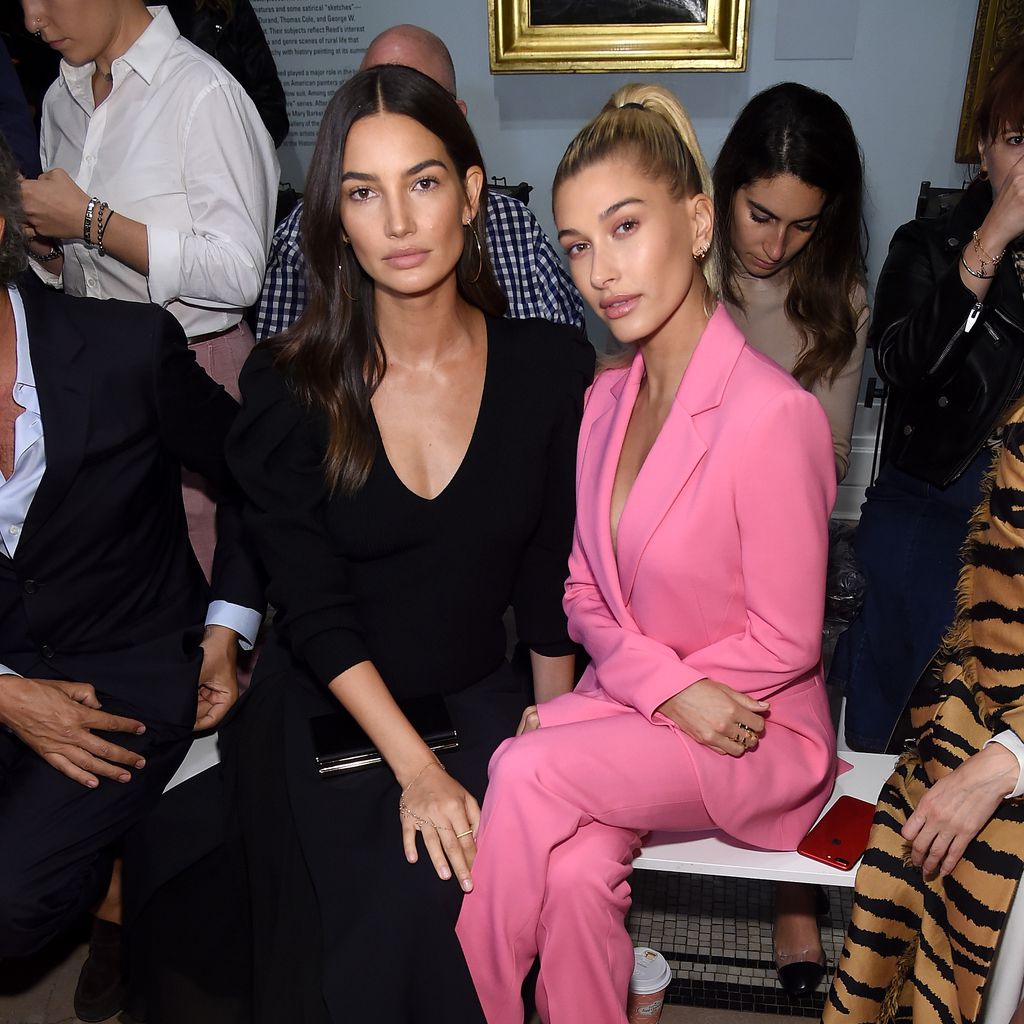 Lily Aldridge und Hailey Baldwin bei der Fashionshow von Designerin von Carolina Herrera in New York