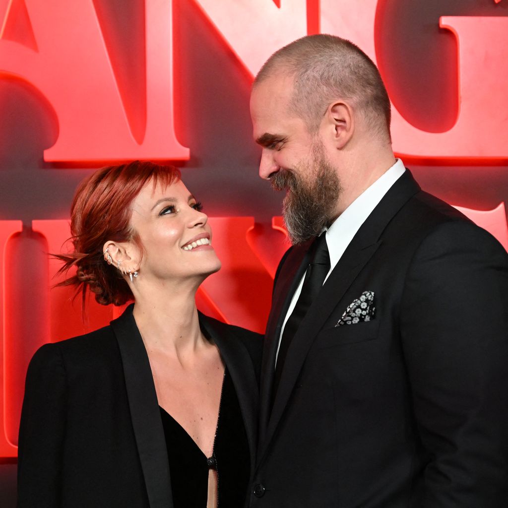 Lily Allen und David Harbour im Dezember 2023