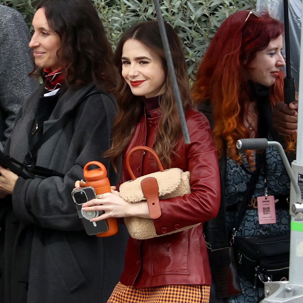 Lily Collins am Set von "Emily in Paris" im April 2024