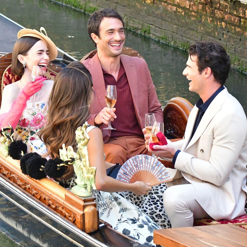 Lily Collins, Ashley Park, Eugenio Franceschini und Paul Forman am Set von "Emily in Paris"