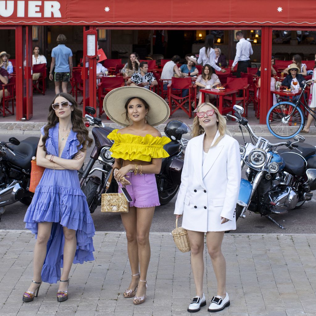 Lily Collins, Ashley Park und Camille Razat in "Emily in Paris"