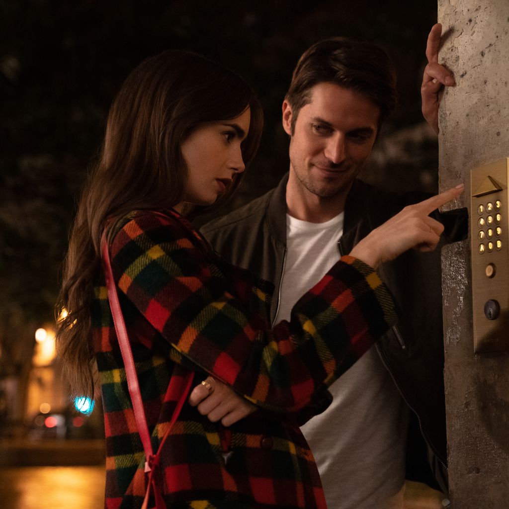 Lily Collins und Lucas Bravo in der Netflix-Serie "Emily in Paris"