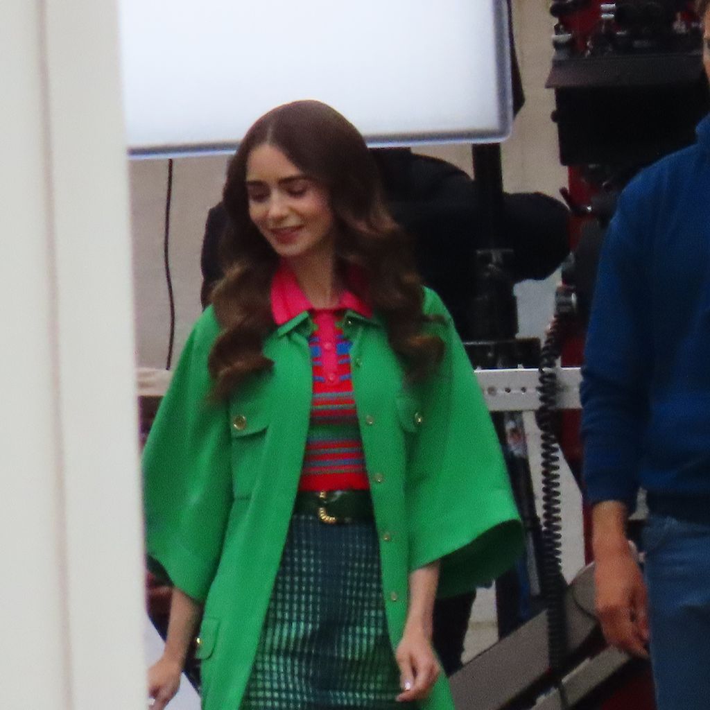 Lily Collins am Set von "Emily in Paris"