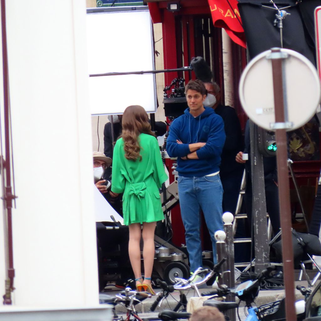 Lily Collins und Lucas Bravo am Set von "Emily in Paris"