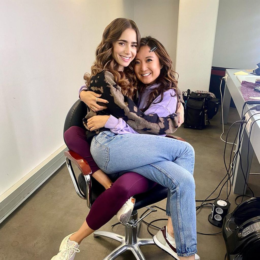 Lily Collins und Ashley Park am Set von "Emily in Paris"