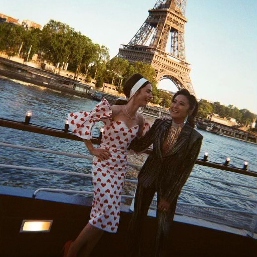 Lily Collins und Ashley Park bei den "Emily in Paris"-Dreharbeiten