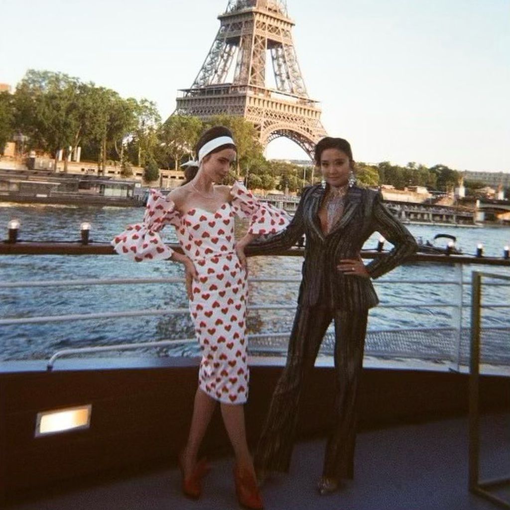 Lily Collins und Ashley Park beim "Emily in Paris"-Dreh