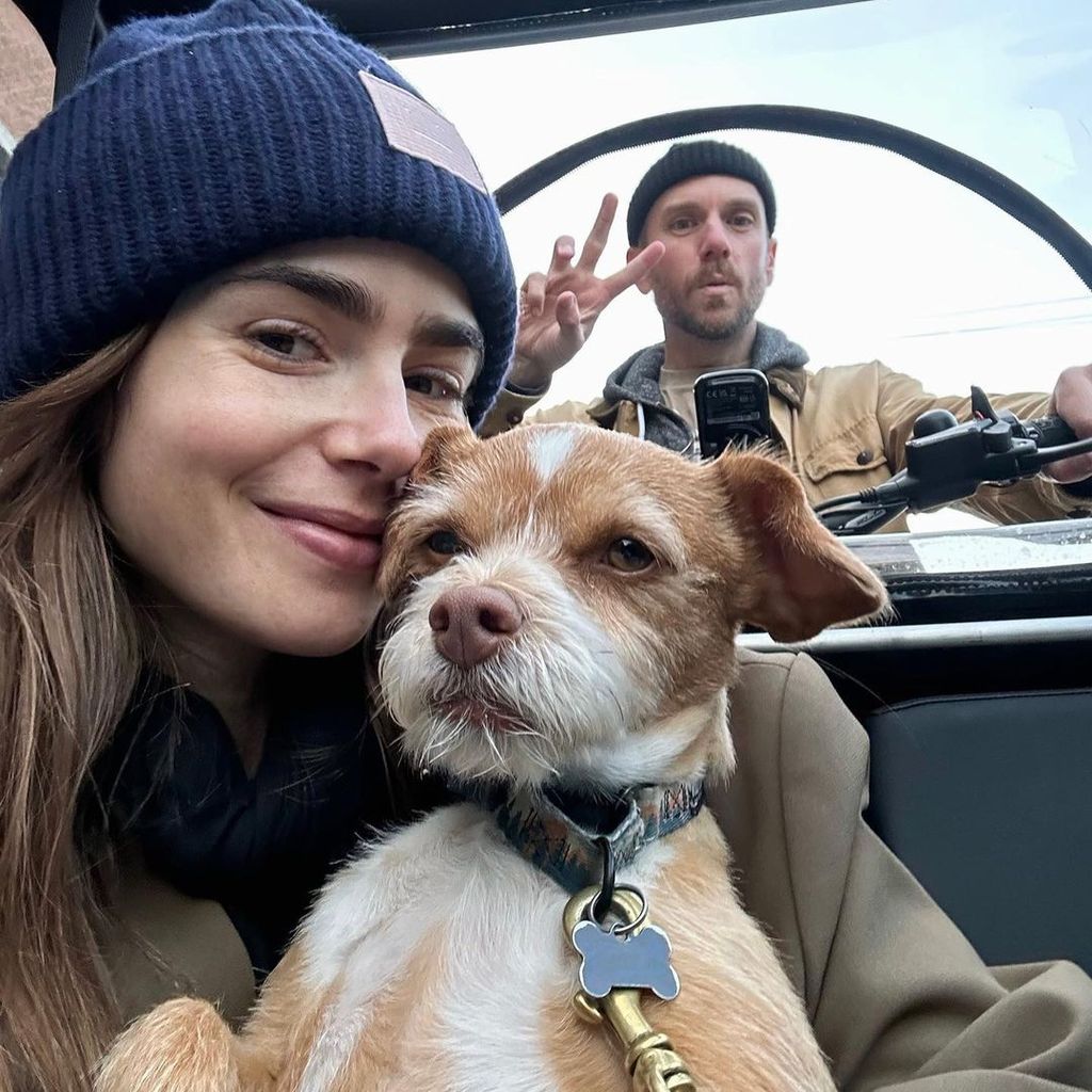 Lily Collins und Charlie McDowell mit ihrem Hund