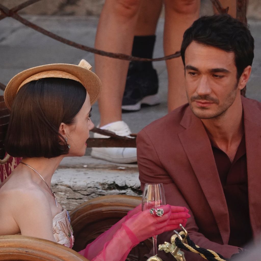 Lily Collins und Eugenio Franceschini am Set von "Emily in Paris", August 2025