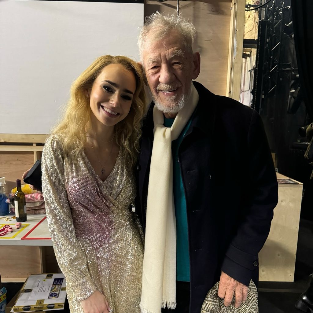 Lily Collins und Ian McKellen im Dezember 2024