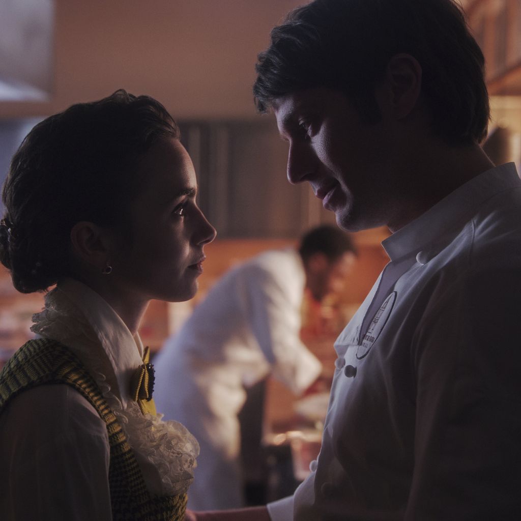 Lily Collins und Lucas Bravo in "Emily in Paris"