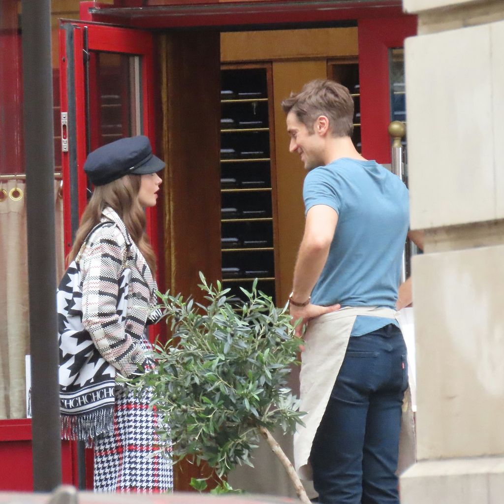 Lily Collins und Lucas Bravo am "Emily in Paris"-Set
