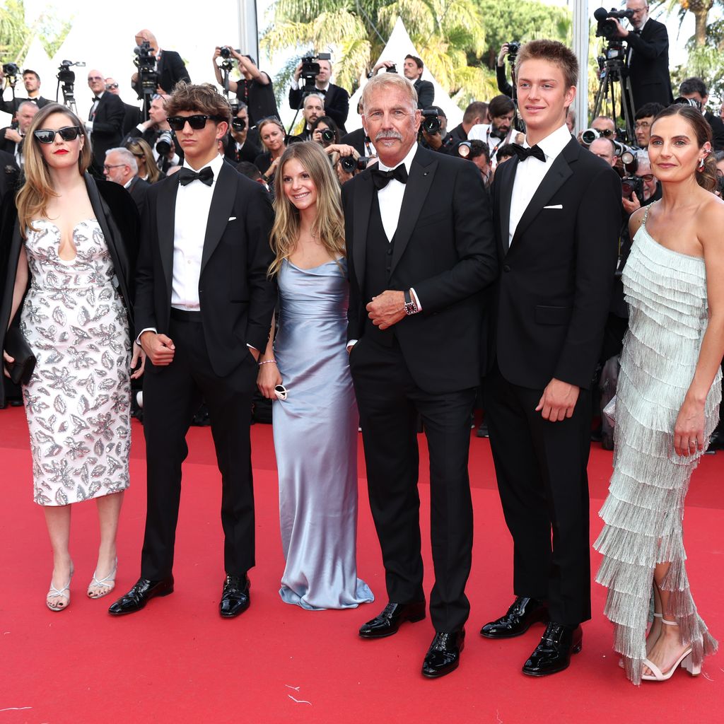 Lily, Hayes Logan, Grace Avery, Kevin, Cayden Wyatt und Anni Costner