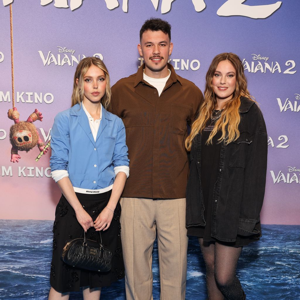 Lina Larissa Strahl, Tim Johnson und Sophia bei der Premiere von "Vaiana 2"
