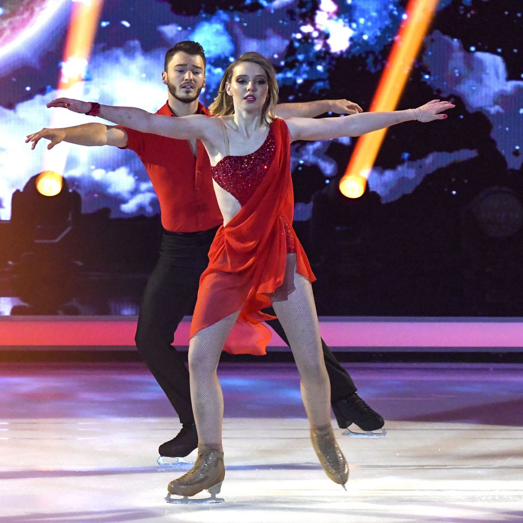 Lina Larissa Strahl und Joti Polizoakis bei "Dancing on Ice"