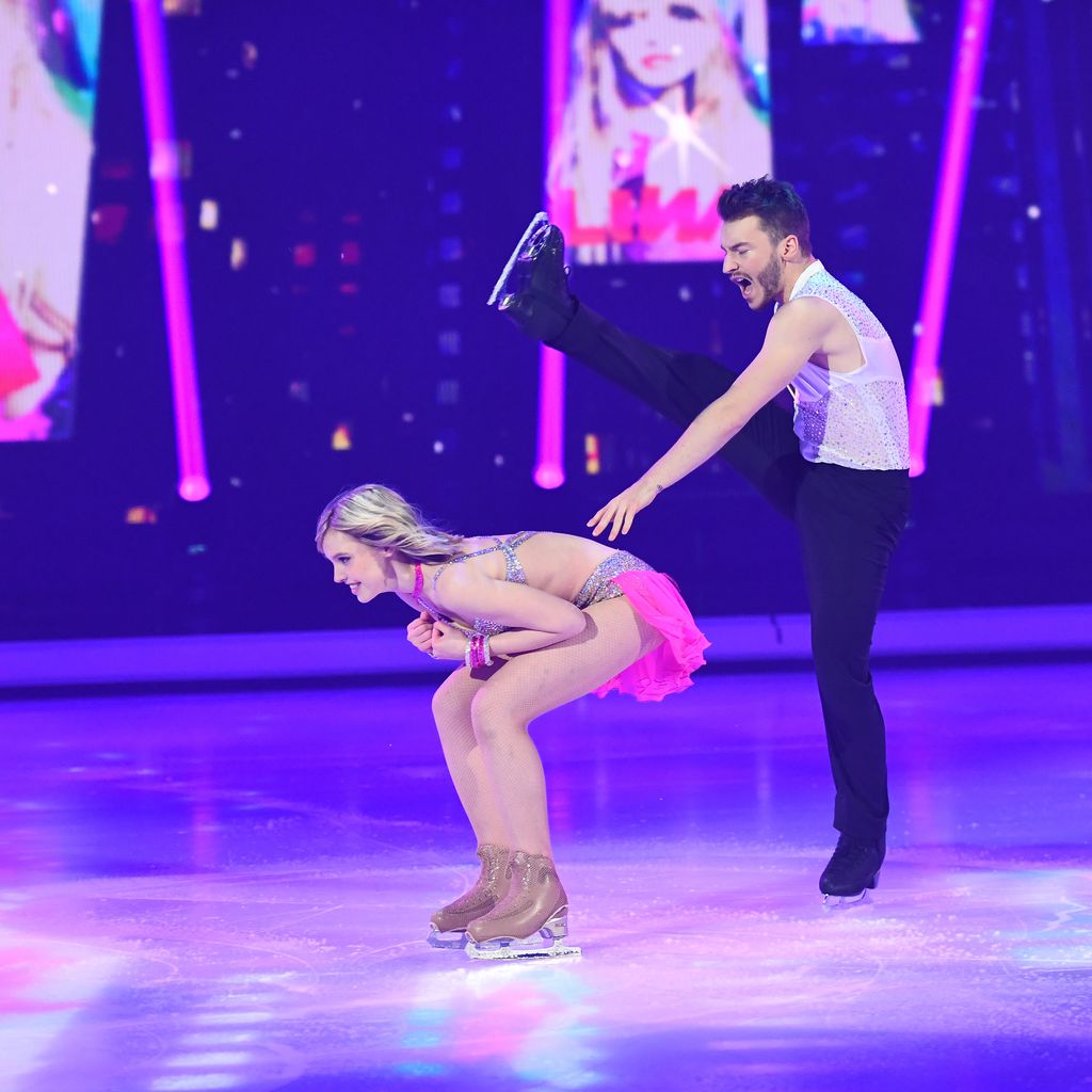 Lina Larissa Strahl und Joti Polizoakis bei "Dancing on Ice"