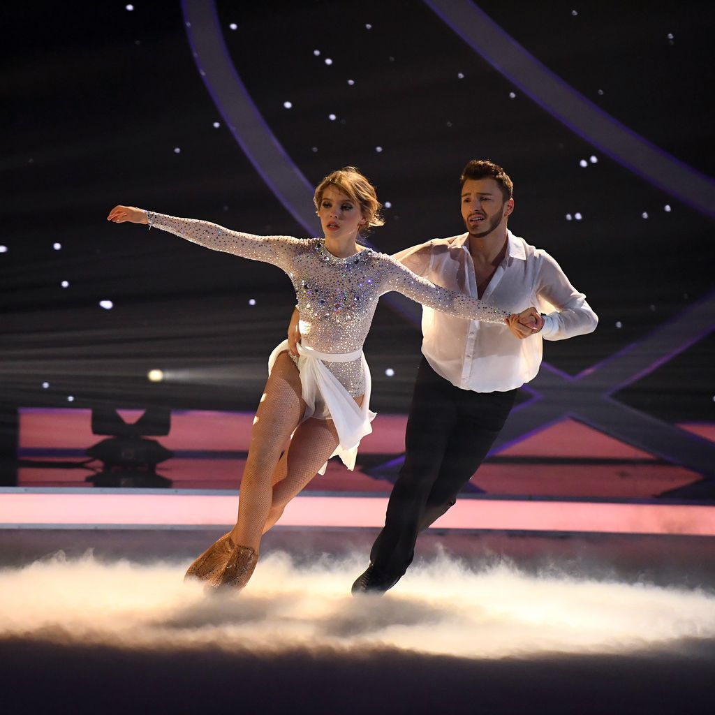 Lina Larissa Strahl und Joti Polizoakis bei "Dancing on Ice"