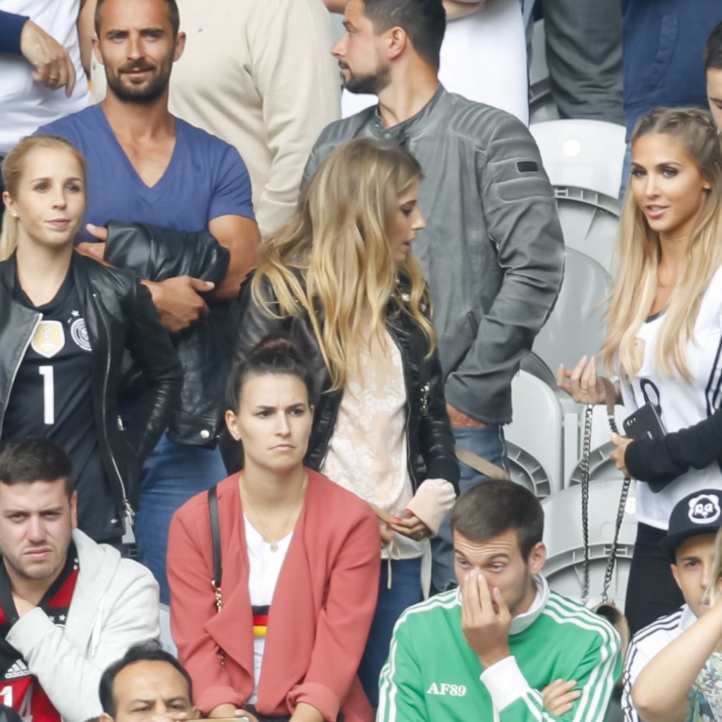 Lina Meyer, Nina Weiss, Montana Yorke, Cathy Hummels und Ann-Kathrin Brömmel auf der EM-Tribüne