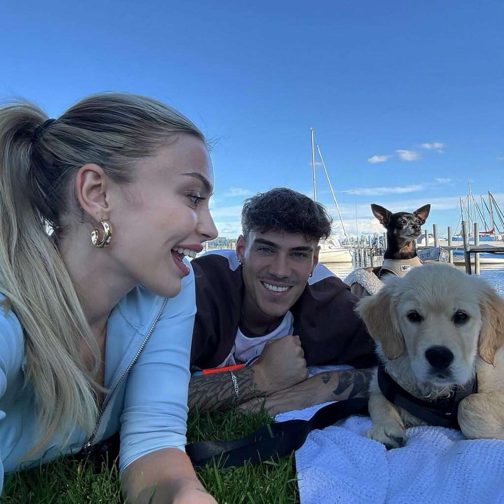 Lina und Ryan mit ihren Hunden im September 2025