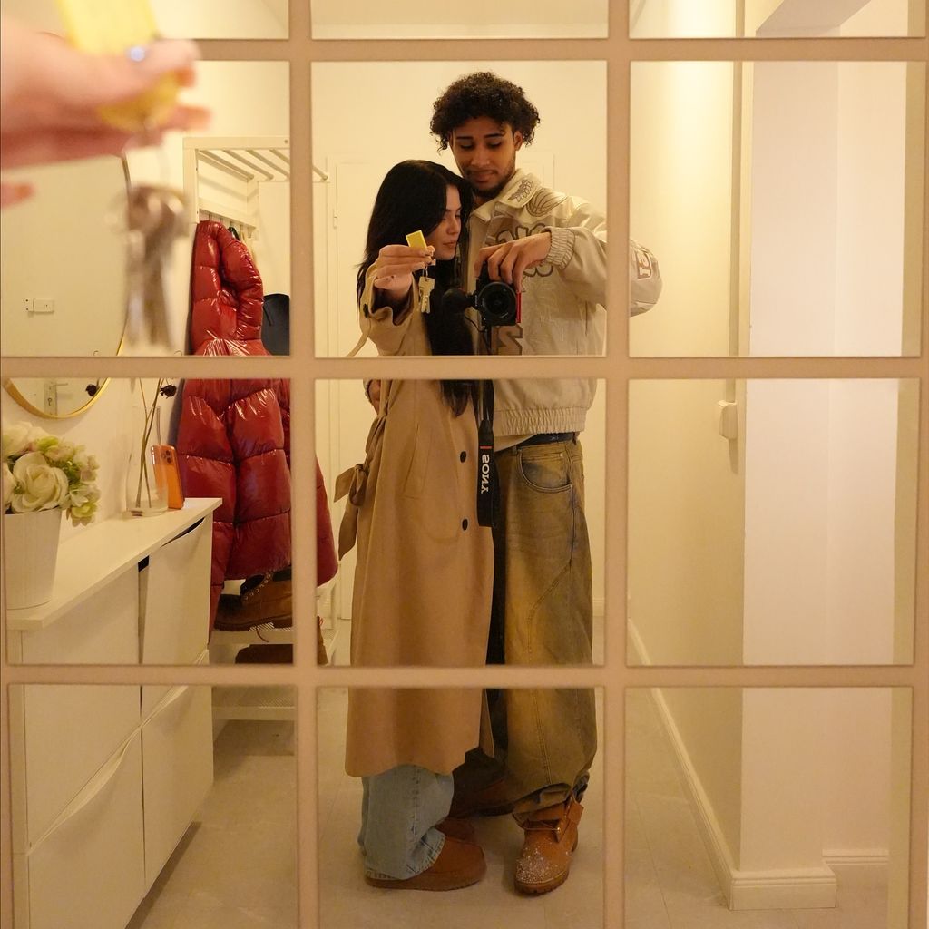 Linda Braunberger und Jermaine Diallo in ihrer neuen Wohnung in Berlin, Oktober 2025