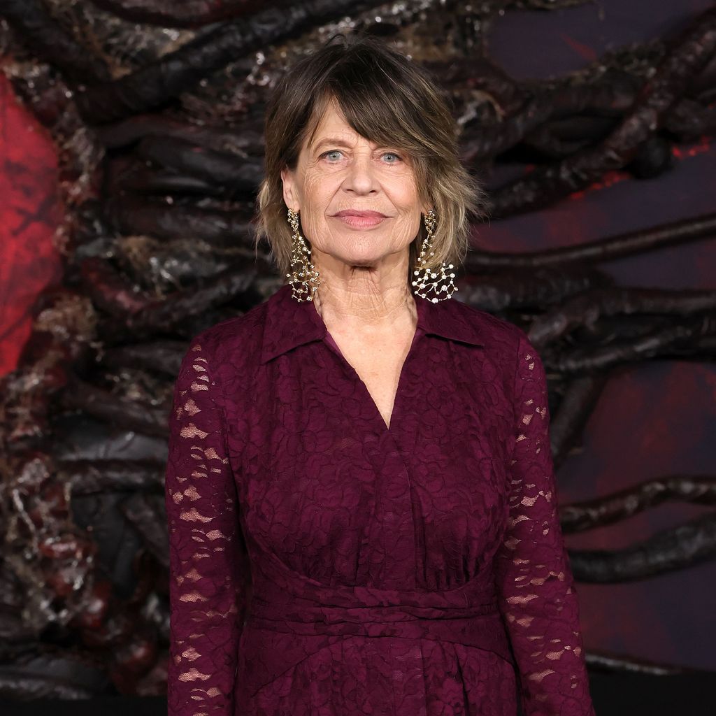 Bei der Premiere von "Stranger Things" Staffel 5 in Los Angeles: Linda Hamilton auf dem roten Teppich
