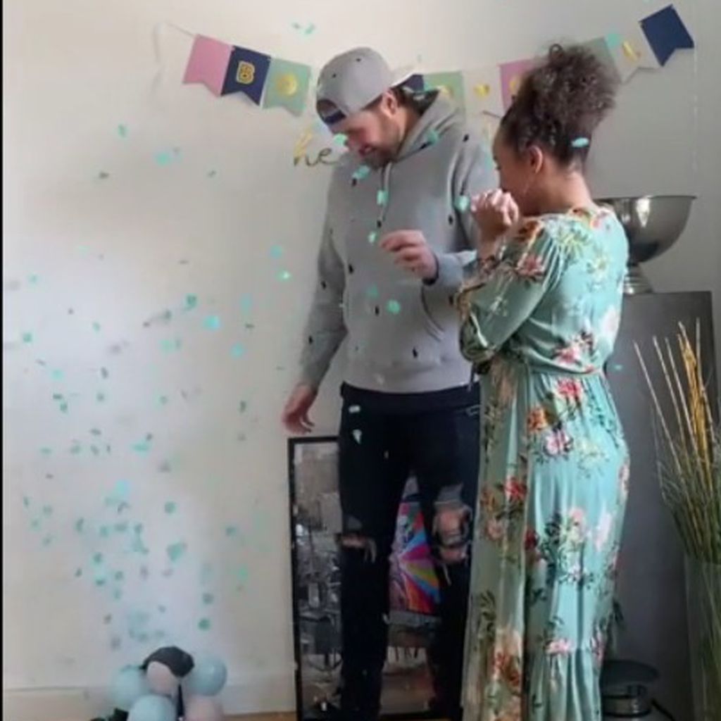 Linda Reschke mit ihrem Partner erfahren das Babygeschlecht