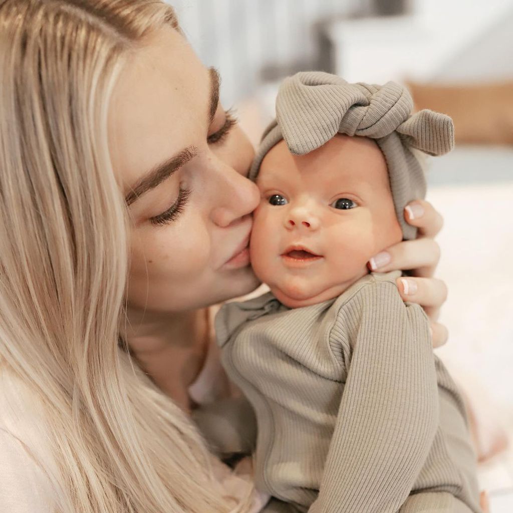 Lindsay Arnold und ihre Tochter im November 2020