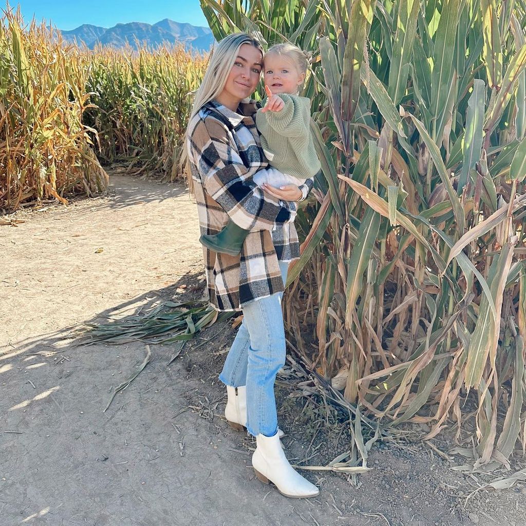 Lindsay Arnold und ihre Tochter im Oktober 2022