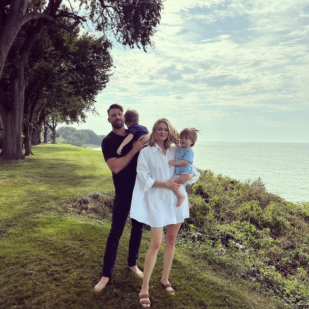 Lindsay Ellingson mit ihrem Partner Sean und ihren zwei Kindern