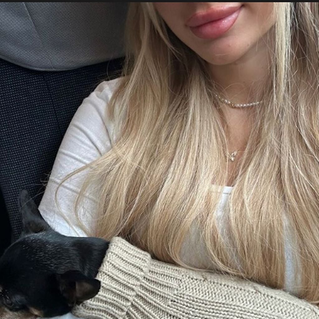 Linuschka mit einem Hund auf dem Schoß