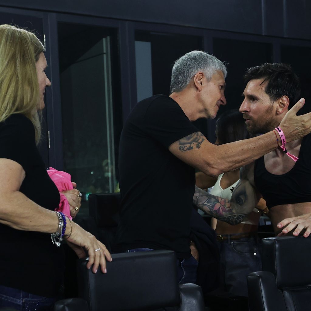 Lionel Messi begrüßt seine Eltern Jorge Messi und Celia Cuccittini, November 2025