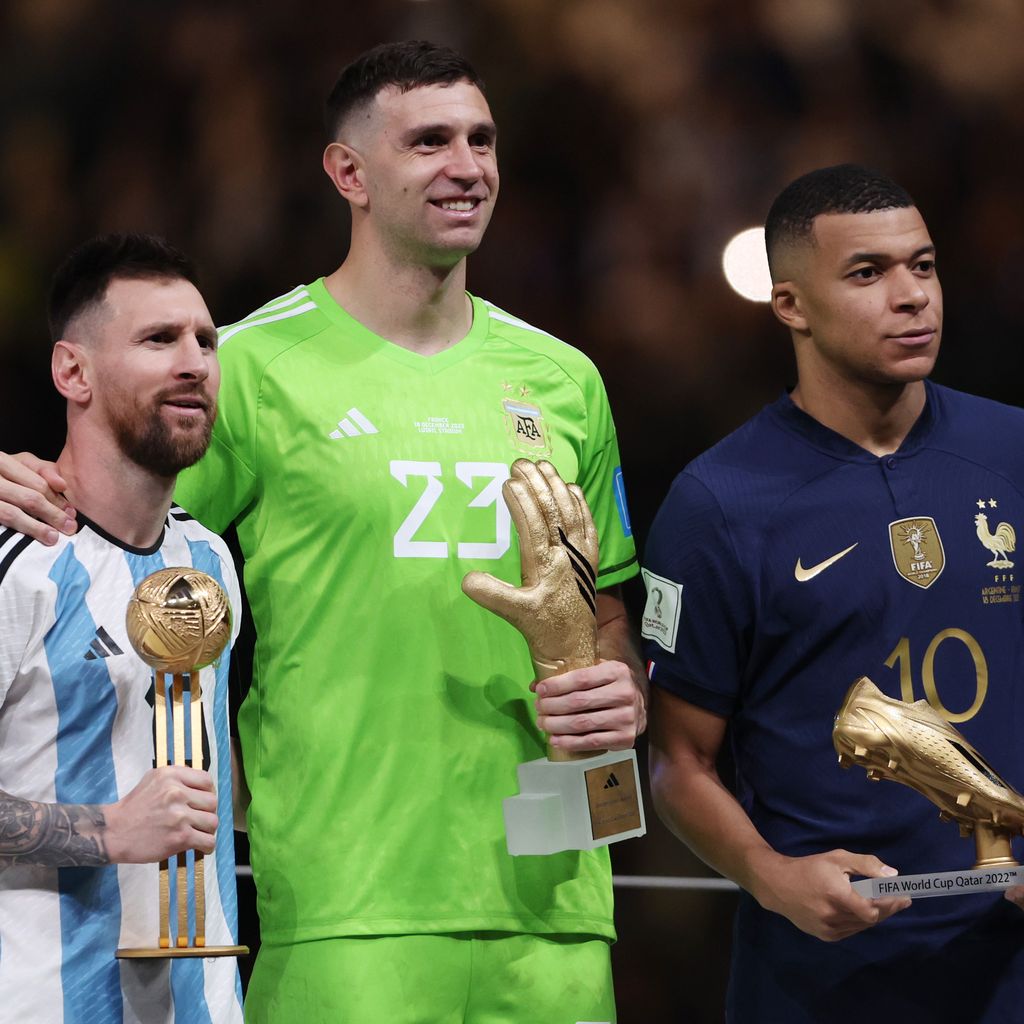Lionel Messi, Emiliano Martínez und Kylian Mbappé nach dem WM-Finale 2022