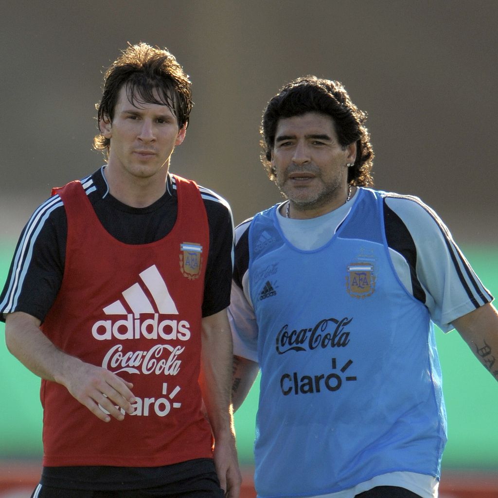 Die argentinischen Fußball-Legenden Lionel Messi und Diego Maradona