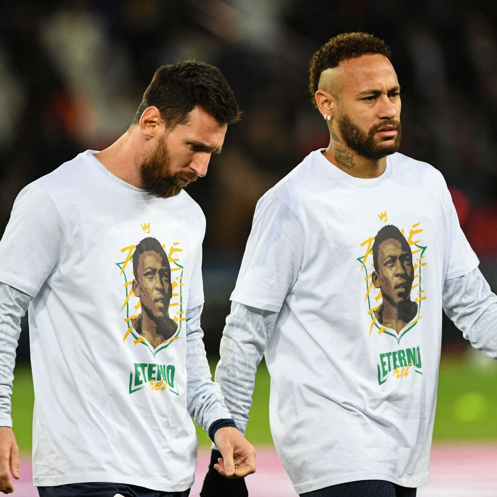 Lionel Messi und Neymar Jr. mit Pelé-Shirts