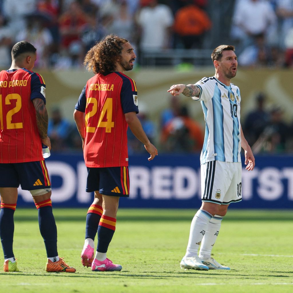 Lionel Messi diskutiert mit Marc Cucurella im WM-Finale 2026 zwischen Argentinien und Spanien
