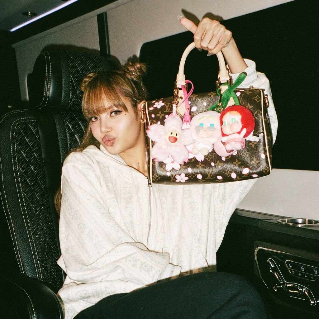 Lisa Manobal mit ihrer Handtasche voller Popmart-Puppen