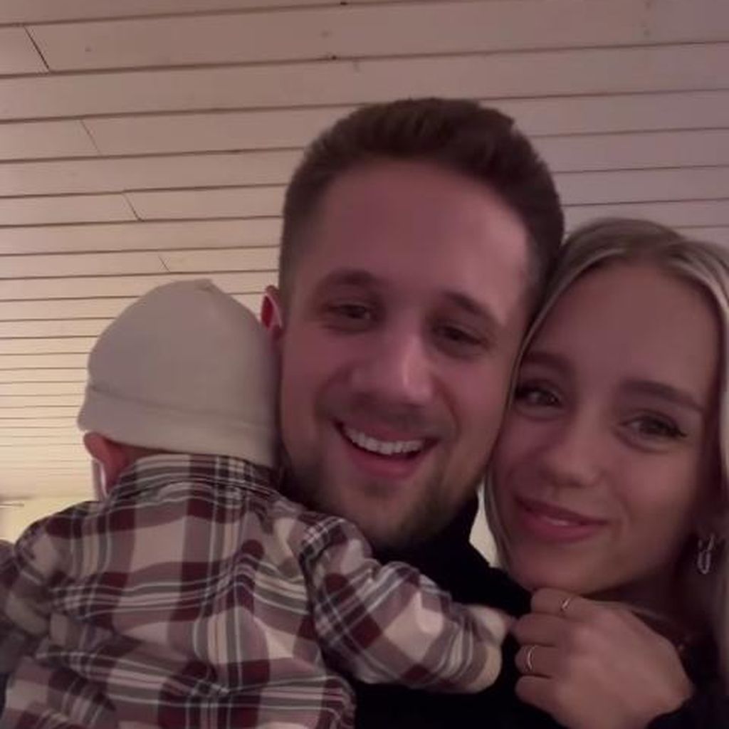 Lisa Mantler und ihr Mann Jonas mit ihrem Baby, Dezember 2024