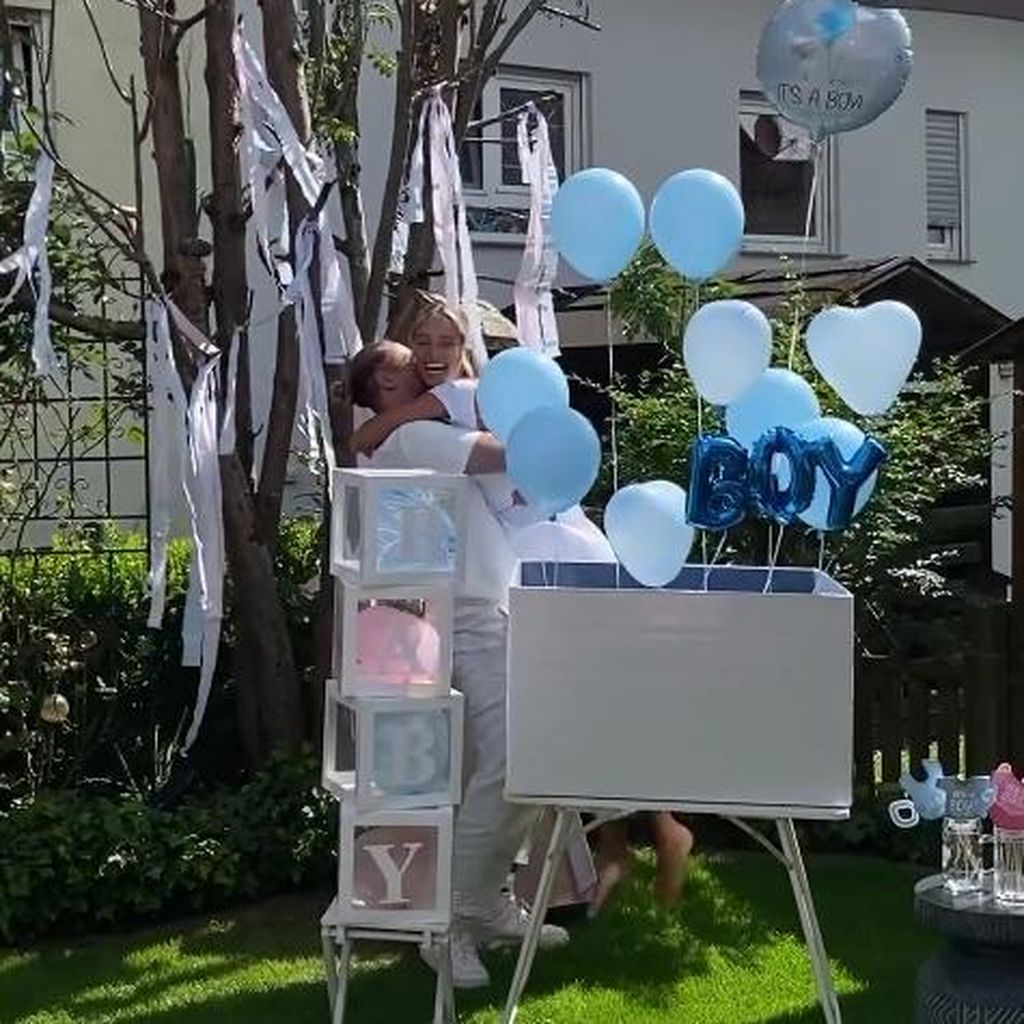 Lisa Mantler und ihr Ehemann bei ihrer Gender-Reveal-Party