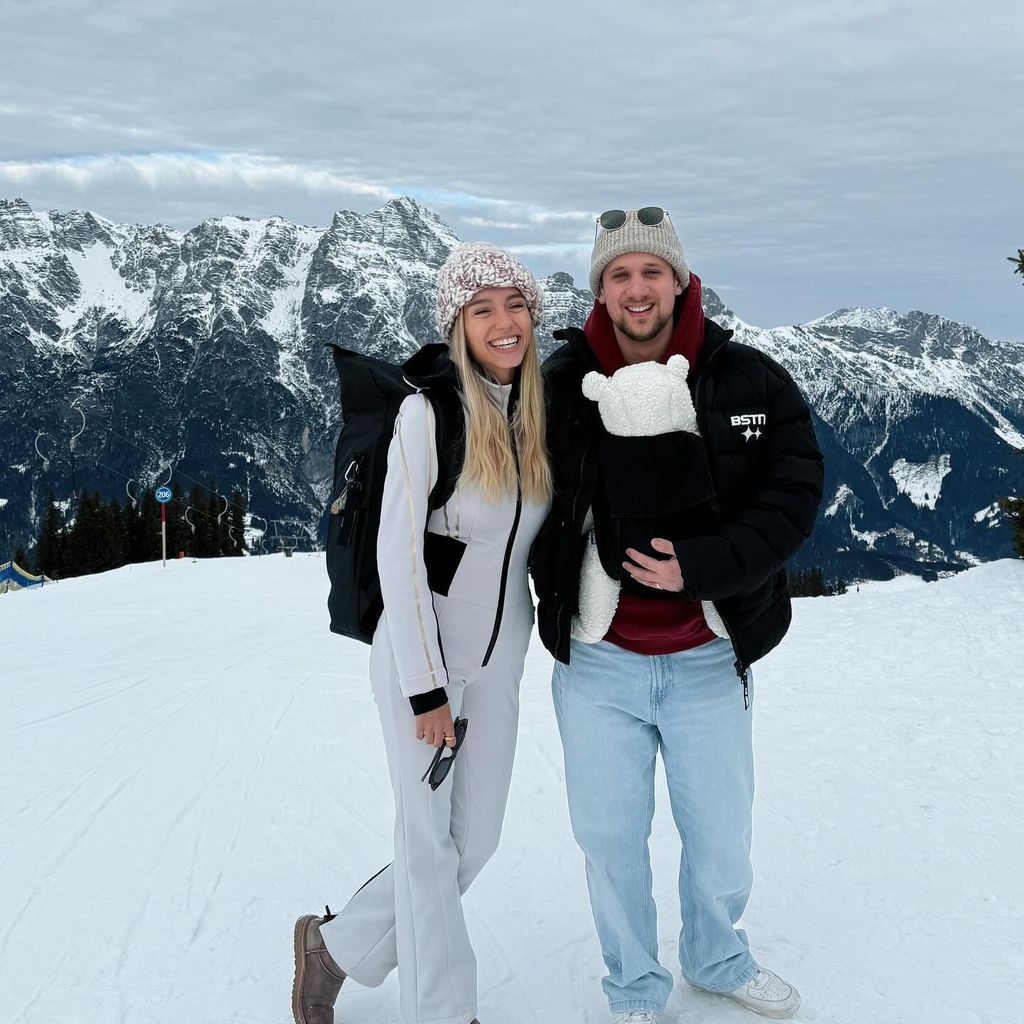 Lisa Mantler mit ihrem Mann Jonas und Sohn, Januar 2025