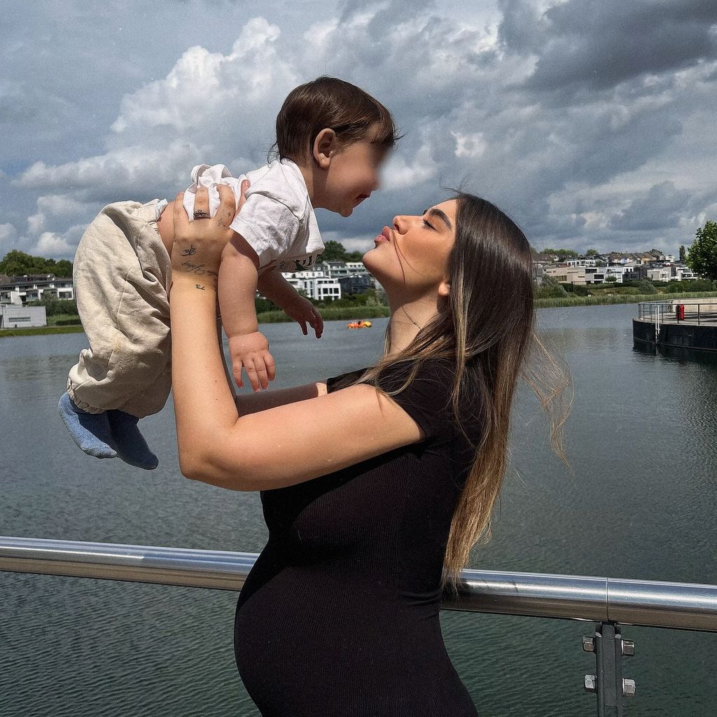 Lisa Marie Akkaya, Influencerin, mit ihrem Sohn