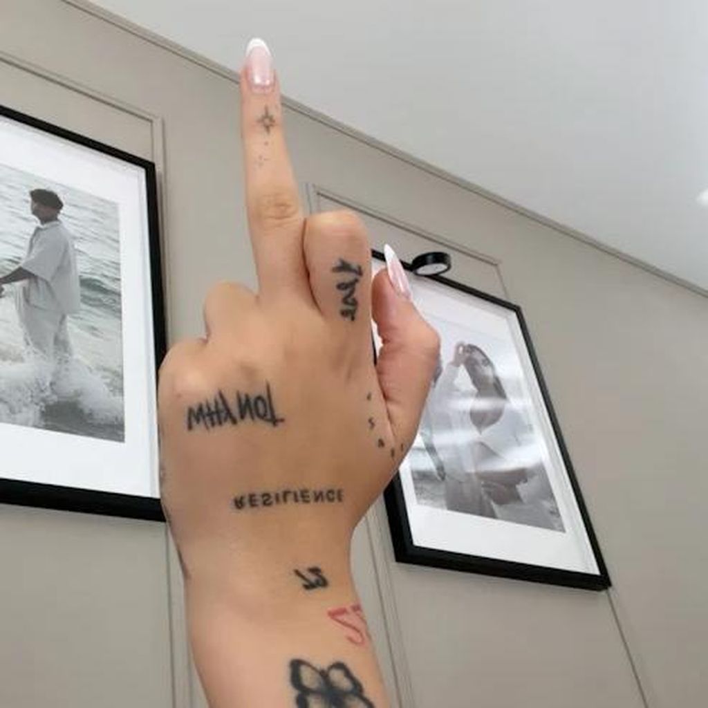 Lisa Marie Akkaya richtet den Mittelfinger an Kim Virginia Grey