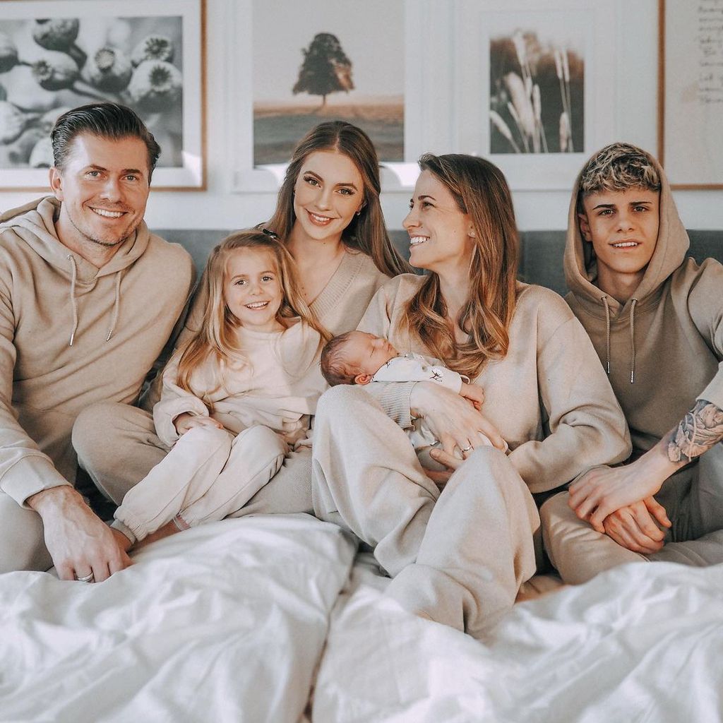 Lisa-Marie Schiffner (m.) mit ihrer Familie