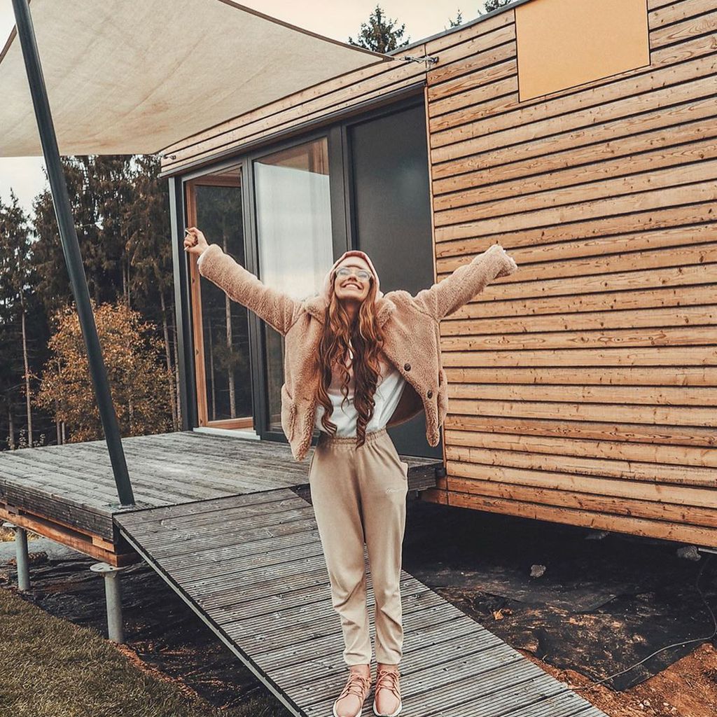 Lisa-Marie Schiffner vor ihrem Tiny House