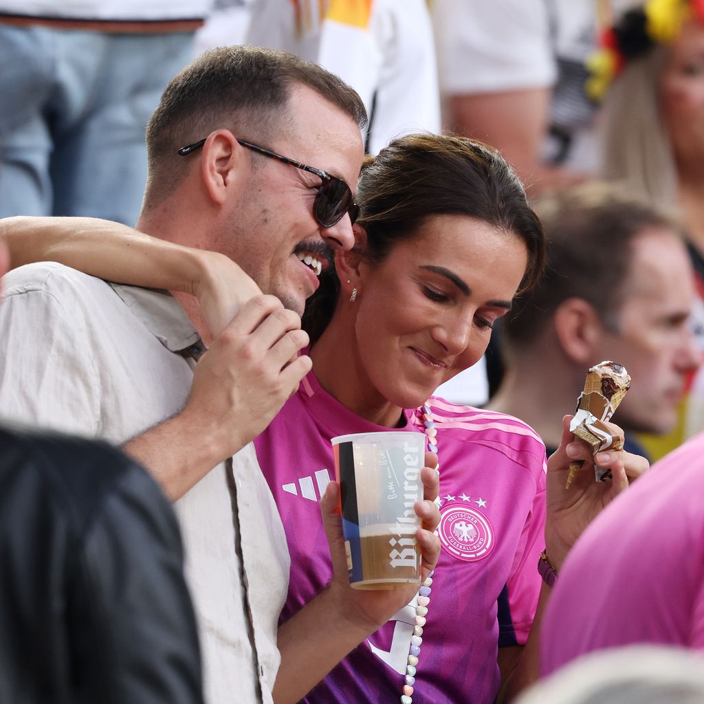 Lisa Müller mit Michael James Murphy im Stadion in Dortmund vor dem EM-Achtelfinale Deutschland gegen Dänemark, 2024