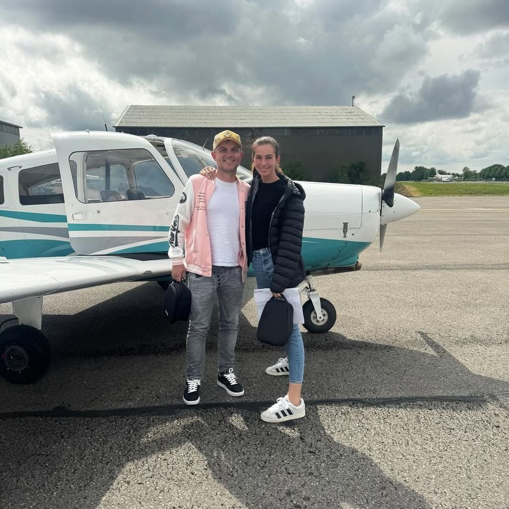 Lisa Müller mit ihrem Fluglehrer nach der bestandenen Prüfung